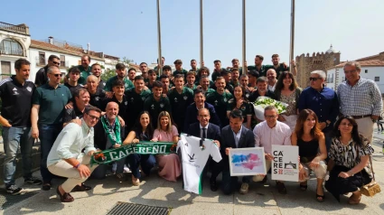 El alcalde de Cáceres, Rafa Mateos, ha recibido al Cacereño tras su ascenso a Primera RFEF