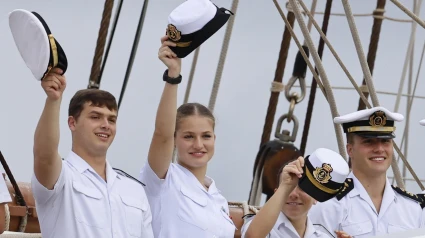 La Princesa Leonor saluda a bordo del Juan Sebastián Elcano a su llegada a Panamá