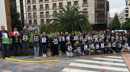 Un grupo de docentes concentrado esperando la llegada de Barbón