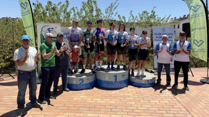 En la foto de familia los ganadores posan con las autoridades