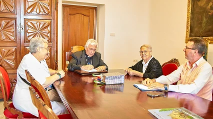 Monseñor Rafael Zornoza, en el momento de la firma