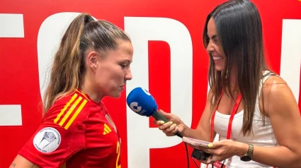 La jugadora Claudia Pina, junto a Andrea Peláez