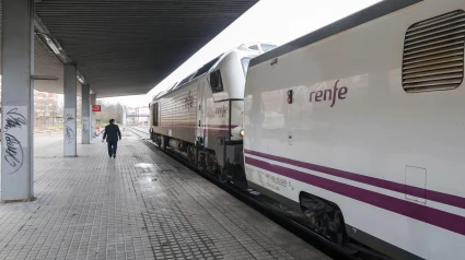 Un tren de Renfe con destino a Galicia se detiene en la estación de tren por el temporal en la Vía de la Plata en Zamora