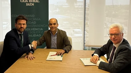 Financiación, formación y futuro: así es el nuevo acuerdo entre AJE y Caja Rural