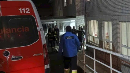 Equipos de emergencia en la residencia de La Barganiza