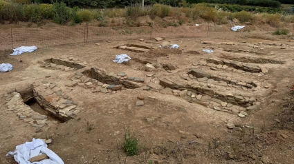 Un equipo técnico compuesto por arqueólogos y antropólogos ha hallado cerca de 60 enterramientos de época romana en Villafranca de los Barros
