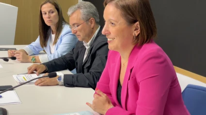 La presidenta de la gestora del PP de Ourense, Ana Méndez, acompañada del presidente del PP en Ourense, Luis Menor, y de la secretaria general, Sandra Quintas