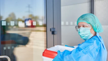 Una sanitaria transportando órganos en un hospital