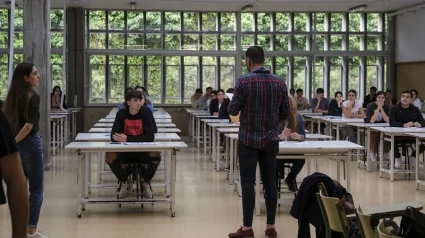 Alumnos examinándose de la Prueba de Acceso a la Universidad
