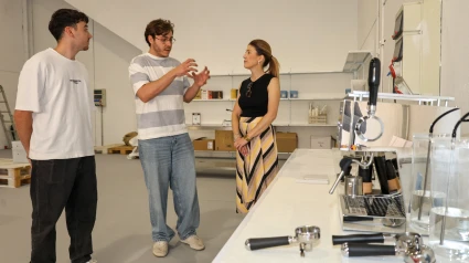 La concejala de Desarrollo Local y Empleo, Rosa Medina, con dos de los emprendedores en el vivero de empresas