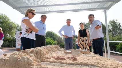 El alcalde de Lorca atiende las explicaciones del arqueólogo municipal en el parque arqueológico de Los Cipreses
