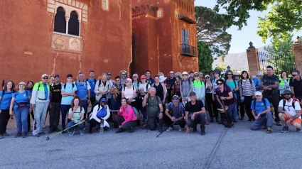 Grupo de participantes posando para inmortalizar la foto de familia