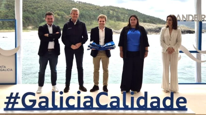 Javier Díaz Mosquera con las banderas azules