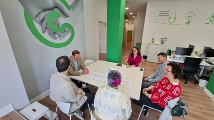 El presidente de la AECC de Ourense, Germán Rodríguez-Saá, con los representantes de la organización de la pasarela