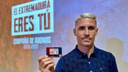 Juanmi Callejón con el abono del CD Extremadura para la próxima temporada