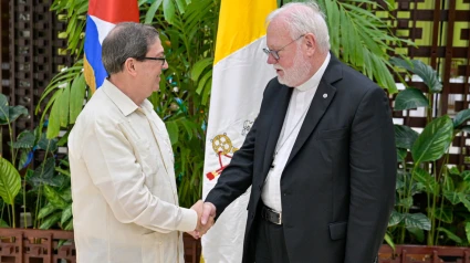 El arzobispo Paul Richard Gallagher junto a Bruno Rodríguez, ministro de exteriores cubano