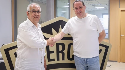 Quique Hernández y Salvador Martí posan tras alcanzar un acuerdo.
