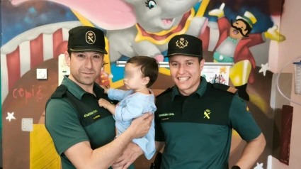 Agentes de la Guardia Civil y el niño salvado