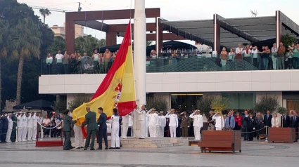Arriado de Bandera en explanada portuaria de Cartagena