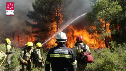 Los bomberos de Castellón trabajando en un incendio forestal