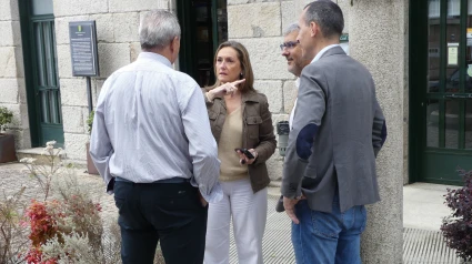 Luisa Sánchez rodeada por concejales del PP