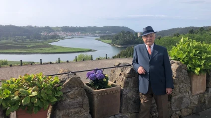 Ricardo Tascón en las instalaciones del Palacio de La Magdalena, con la desembocadura del Nalón detrás