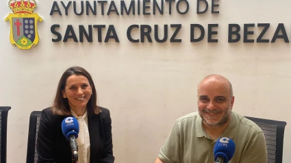 Carmen Pérez y Jaime del Olmo en el Ayuntamiento de Santa Cruz de Bezana