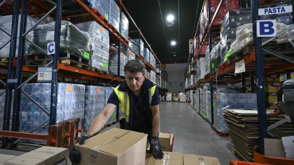 Recogida de alimentos en un almacén para distribuir a los bancos de alimentos