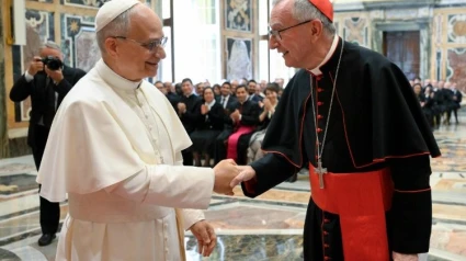 El Papa León XIV saluda al Secretario de Estado del Vaticano, el cardenal Pietro Parolin