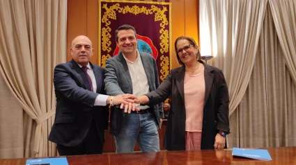 Lorenzo Amor, José María Bellido y Blanca Torrent, en la firma de la cesión de espacios para ATA en el Centro de Iniciativas Empresariales del polígono El Granadal.POLITICA ANDALUCÍA ESPAÑA EUROPA EUROPA CÓRDOBA ECONOMIA ESPAÑA