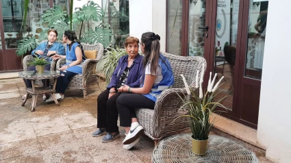 Dos voluntarias de Poncemar con ancianas de una residencia de Lorca