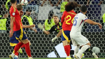 Unai Simón vuela para intentar evitar el golazo de Cherki en el España - Francia
