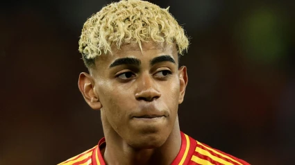 Lamine Yamal observa durante el partido de fútbol de semifinales de la Liga de Naciones de la UEFA entre España y Francia, en Stuttgart.