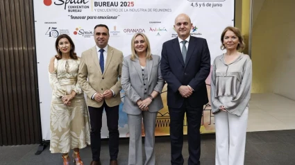 Apertura de la asamblea con la alcaldesa de Granada, Marifrán Carazo, en el centro en la imagen, flanqueada por el presidente de la Diputación, Francis Rodríguez, a su derecha, y el del Spain Convention Bureau, Vicent Marí
