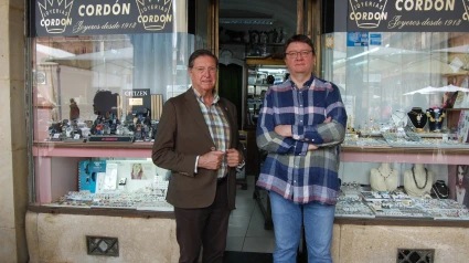 José Ignacio Cordón y su hijo Pablo en la joyería familiar centenaria en Salamanca
