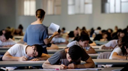 Alumnado haciendo un examen en un colegio