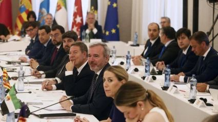 Los presidentes de la Generalitat de Catalunya, Salvador Illa; Andalucía, Juanma Moreno; Asturias, Adrián Barbón; Murcia, Fernando López Miras; Castilla-La Mancha, Emiliano García Page; Aragón, Jorge Azcón; Extremadura, María Guardiola y Baleares, Marga Prohens (i a d) durante la reunión de la XXVIII Conferencia de Presidentes que se celebra este viernes en el Palau de Pedralbes, en Barcelona. EFE/ Quique Garcia