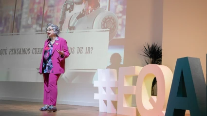 Carmen Pellicer en una de sus conferencias