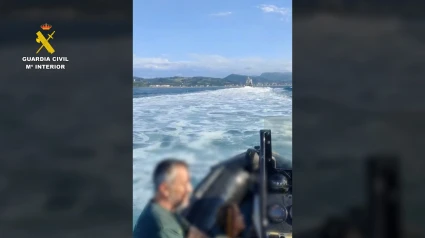 Arriesgado rescate de la Guardia Civil para salvar a una joven de morir ahogada en el mar