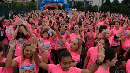 Miles de mujeres, en la Carrera de la Mujer, en Gijón