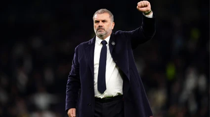 Ange Postecoglou, saludando a la afición del Tottenham