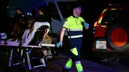 Sanitaros atendiendo a los heridos en la residencia de Zaragoza.
