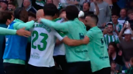 Los jugadores del Racing celebran el empate a 3 ante el Mirandés