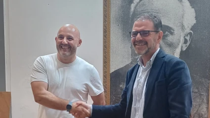 Bruno Díaz y Ángel Mato se saludan durante las elecciones primarias de este domingo