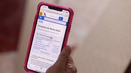 Una persona cumplimenta la declaración de la Renta