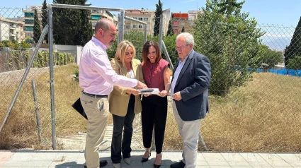 Visita de la consejera de Fomento, junto a la alcaldesa de Granada, a los terrenos del Parque de Automovilismo, donde se levantarán 69 viviendas protegidas