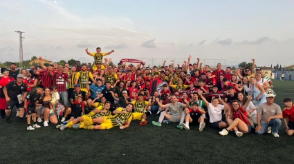 El Atlético Pulpileño celebra junto a la afición desplazada al Limonar de Santomera el pase a la fase nacional por el ascenso a Segunda RFEf