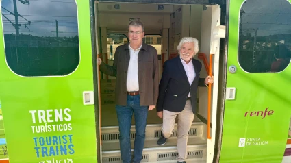 El delegado territorial de la Xunta en Ourense, Manuel Pardo, y el presidente del Inorde, Rosendo Fernández, en el tren turístico de la Ribeira Sacra
