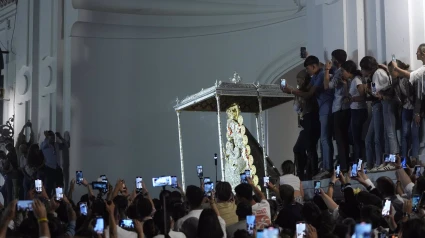Detalle de la salida de la Virgen del Rocío por las calles de la Aldea, a 9 de junio de 2025 en Huelva (Andalucía, España