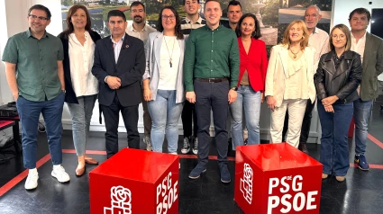 Aitor Bouza flaqueado de los miembros de la Comisión Ejecutiva Municipal del PSOE